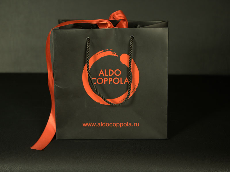 Мелованные пакеты с нанесением УФ лака и лентами Aldocoppola - вид спереди